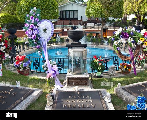 Elvis presley tomb fotografías e imágenes de alta resolución Alamy