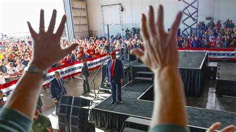 Usa Donald Trump A Un Comizio Al Dodge County Airport Foto Ansa It