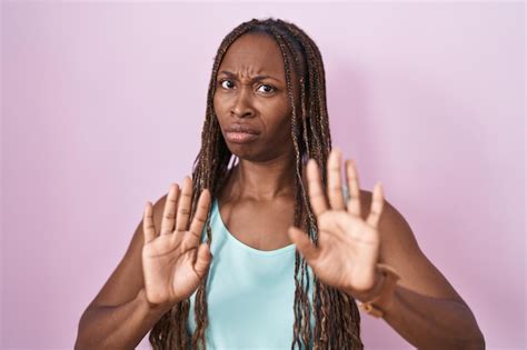 Mujer Afroamericana De Pie Sobre Un Fondo Rosa Alej Ndose De Las Manos