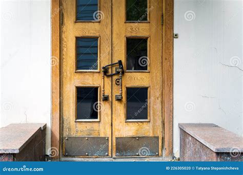 Puertas Dobles De Madera Con Inserciones De Vidrio Cerrado Foto De