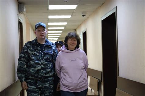 Жена оставила порака на гробот на родителите на Путин - Eве што ...