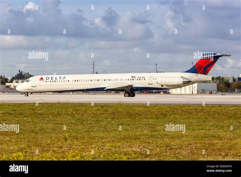 Miami, Florida - April 6, 2019: Delta Air Lines McDonnell Douglas MD-88 ...