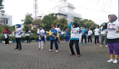 Digandrungi Emak Emak Dan Milenial Joget Gemoy Prasatya Surabaya