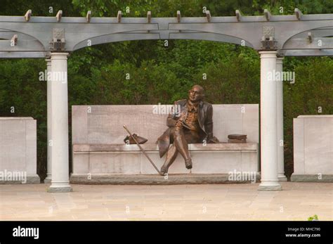 George mason statue hi-res stock photography and images - Alamy