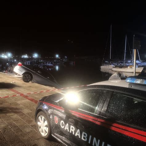 Auto Rimane Sospesa Sulla Banchina Del Porto Tragedia Sfiorata A