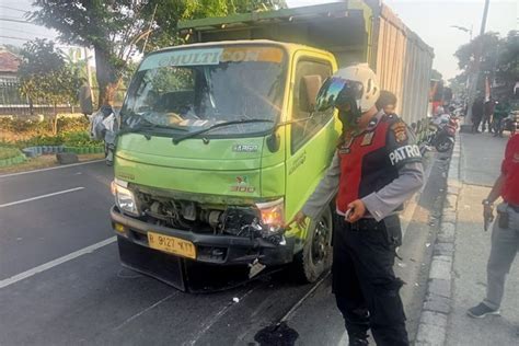 Kecelakaan Truk Tabrak Motor Yang Lawan Arah Di Lenteng Agung Siapa