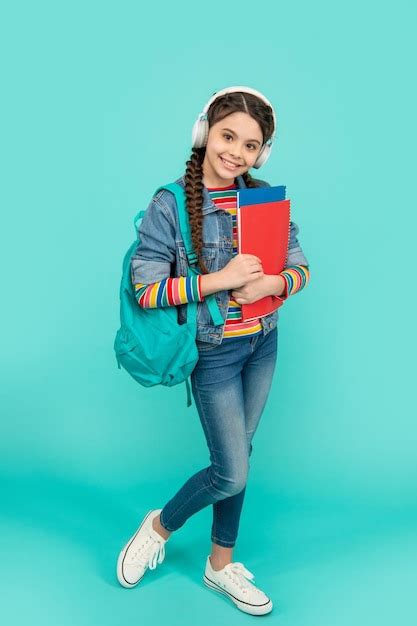 Adolescente Feliz Indo Para A Escola De Música Adolescente Ouvindo Aula