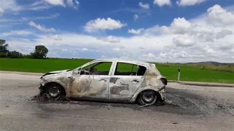 Fier Makina përfshihet nga flakët në ecje e sipër detajet e para