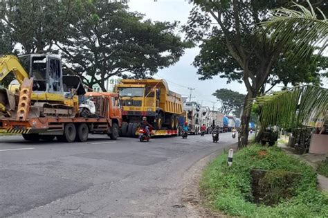 Pantura Pati Rembang Kerap Macet Dprd Bikin Warga Stres Mondes