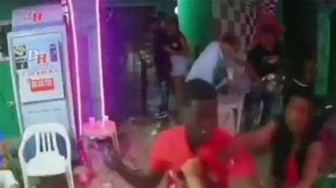 Watch Al Rojo Vivo Highlight Policía Fuera De Servicio Golpea A Una Mujer En Un Bar Ante La