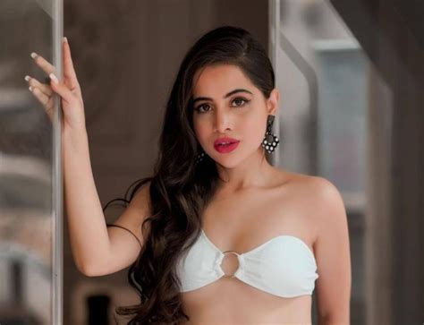 Urfi Javed Gets Trolled Again For Wearing A Revealing Dress ‘does Not Wear A Bra Informalnewz