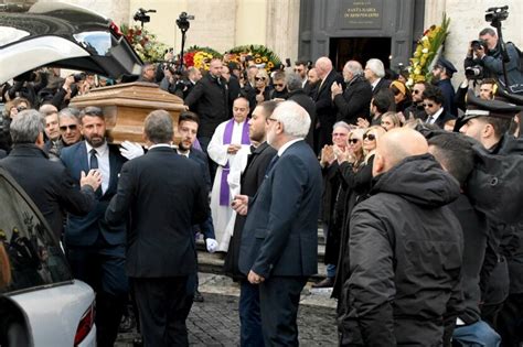 Maurizio Costanzo In Migliaia Ai Funerali De Filippi In Lacrime