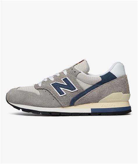 New Balance Grau