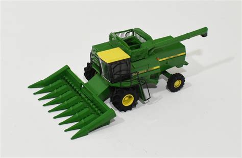 1/64 John Deere 8820 Titan Combine With Rear Wheel Drive, 8 Row Corn ...