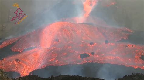 La lava desborda el cono principal del volcán de Cumbre Vieja y obliga