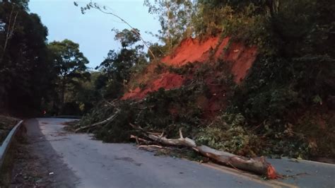 Queda De Barreira Bloqueia Br