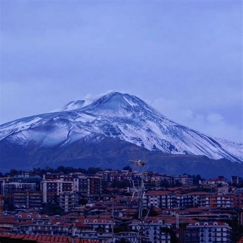 Torna La Neve Sull Etna Lo Spettacolo Del Vulcano Imbiancato