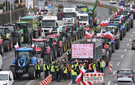 Wroc Aw Sparali Owany Protest Rolnik W Przed Siedzib Pe