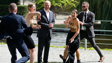 Nackt Protest Bei Scholz Termin Hier Ziehen Zwei Aktivistinnen Blank