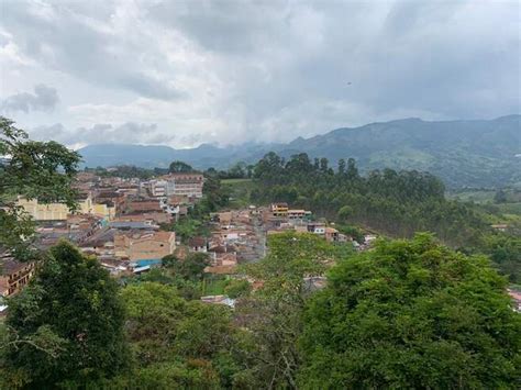 Multan a extranjero que paseó desnudo por calles de Jericó en Antioquia