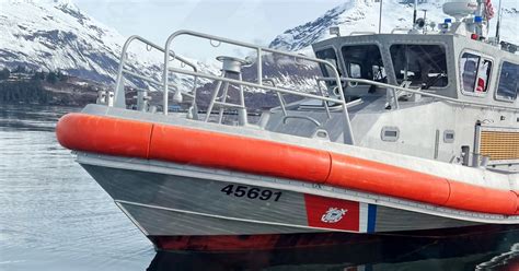 1 dead, 4 missing after charter boat sinks off coast of Alaska