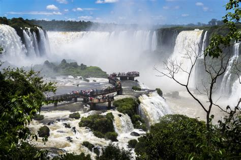 Crossing the border between Brazil and Argentina - Tiplr