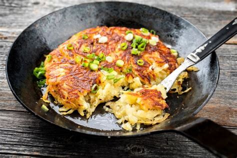 Así se prepara una deliciosa tortilla de patatas y beicon en minutos