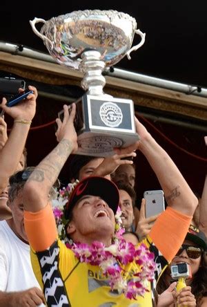 É campeão Fanning cai e Medina conquista o histórico título mundial