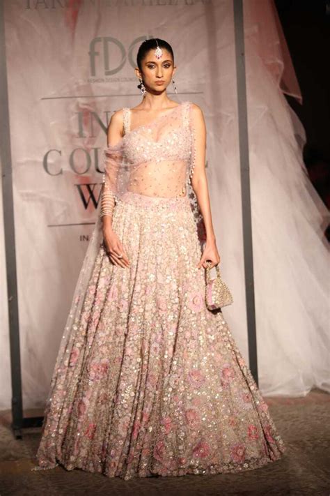 Tarun Tahiliani Collection At Fdci India Couture Week 2022 Boldsky