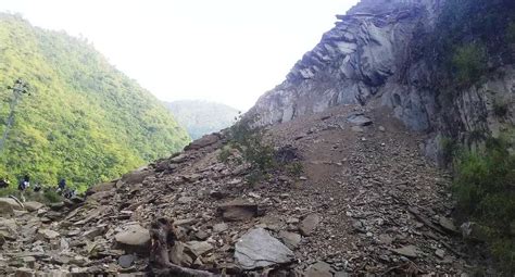 इच्छाकामनाको मौवाखोलामा पहिरो पृथ्वी राजमार्ग अवरुद्ध उज्यालो खबर