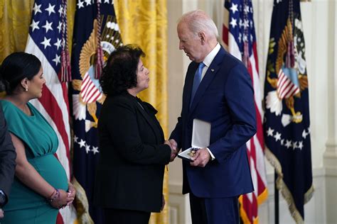 True Heroism Biden Honors 9 With Medal Of Valor Including 2 NYPD