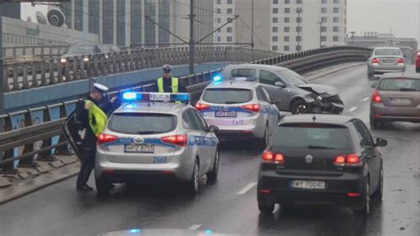 Na wiadukcie wpadł na barierki TVN Warszawa