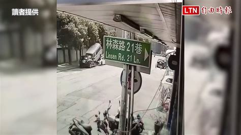 高雄女心臟不適「精準」撞進停車格！推擠廂型車爬上轎車讀者提供 Youtube