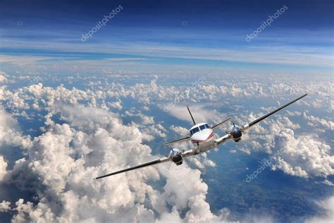 Avión volando sobre las nubes fotografía de stock ginosphotos1