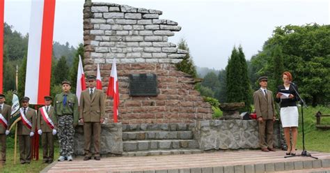 Gmina Sanok Pomnik O Nierzy Wrze Nia W Bykowcach Odzyska Dawny Blask