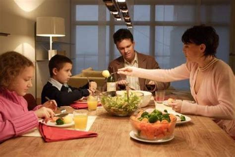 LOS BENEFICIOS DE COMER EN FAMILIA