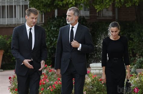 Los Reyes Felipe Y Letizia Con El Embajador Brit Nico Para Dar Sus