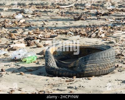 Playa de basura después de una tormenta con una gran cantidad de