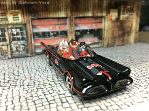 Hot Wheels Batmobile 1966 1 64 Scale Batman Robin Corgi Repro Figures