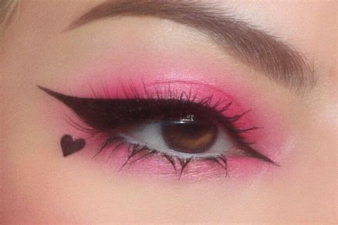 Pin By 𝐒𝐖𝐄𝐄𝐓 𝐇𝐄𝐋𝐋⛤ On Love And Chaos Draculaura Makeup Emo Makeup Makeup Eyeliner