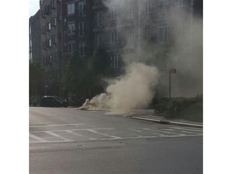 Manhole Explosions Rock Busy Brooklyn Street Video Williamsburg Ny