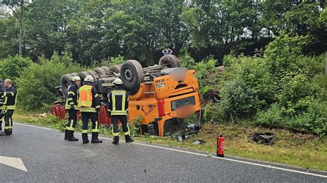 Unfall In Der Rh N Lkw Kippt B Schung Runter Und Berschl Gt Sich