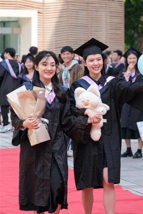 【湖北日报】湖大红毯毕业礼，满满仪式感！ 湖北大学新闻传播学院欢迎你！