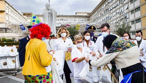 Befana Dalla Polizia Di Stato I Doni Ai Piccoli Pazienti Del Gemelli