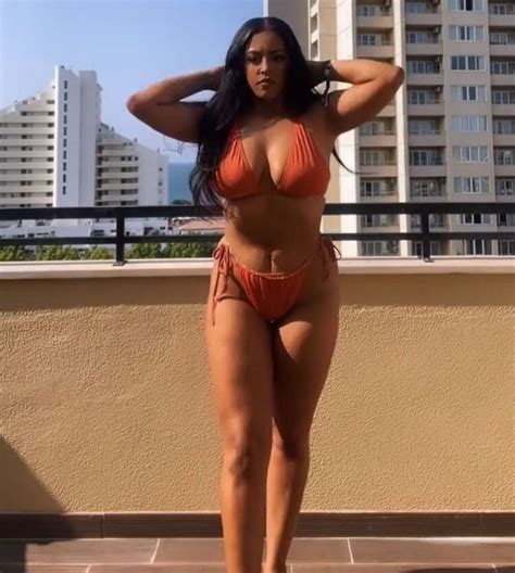 7 Hot Sexy Mary Fuller Bikini Pics