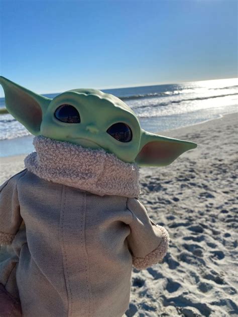 Baby Yoda En La Playa Garabatos Lindos Personajes De Baby Disney