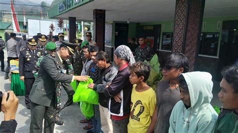 Hut Tni Ke Kodim Tana Toraja Bagi Bagi Sembako Ke Komunitas