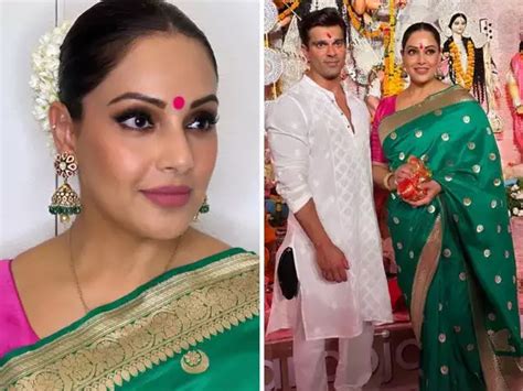 Bipasha Basu Turns Up In A Green Saree As She Visits Durga Puja Pandal