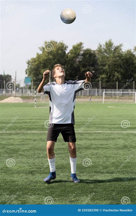 De Jongen Speelt Graag Voetbaltreinen Met De Bal Op De Kunstturf En Scoort Een Doel De Jongen