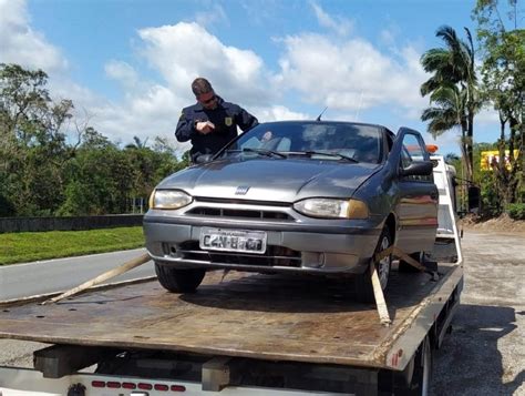 PRF Apreende 114 Quilos De Maconha Em Carro Transportado Por Guincho Na